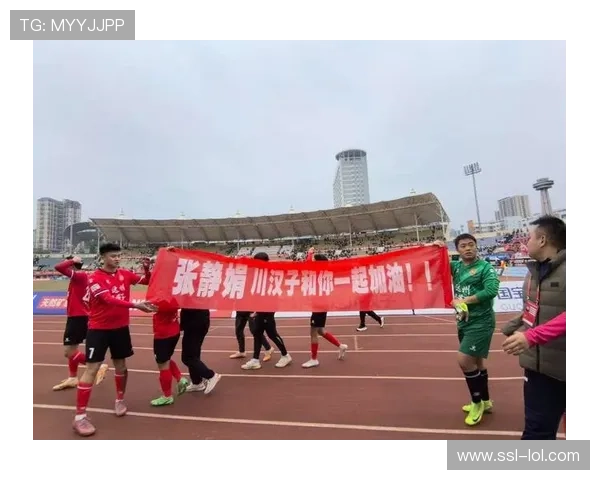 球迷高举“欢迎回家”横幅，温情致敬转会球员