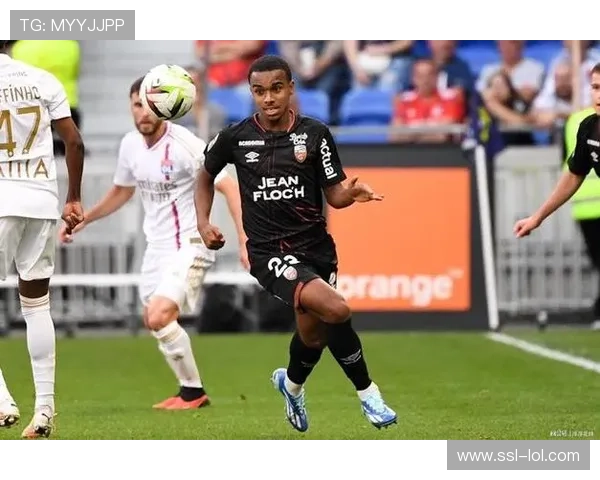 洛里昂主力射手小克鲁皮离队，锋线重组面临保级压力。