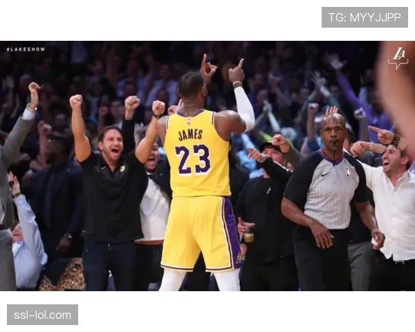 湖人揭幕帕特莱利铜像,纪念80年代四冠功勋教练 湖人揭幕帕特莱利铜像,纪念80年代四冠功勋教练