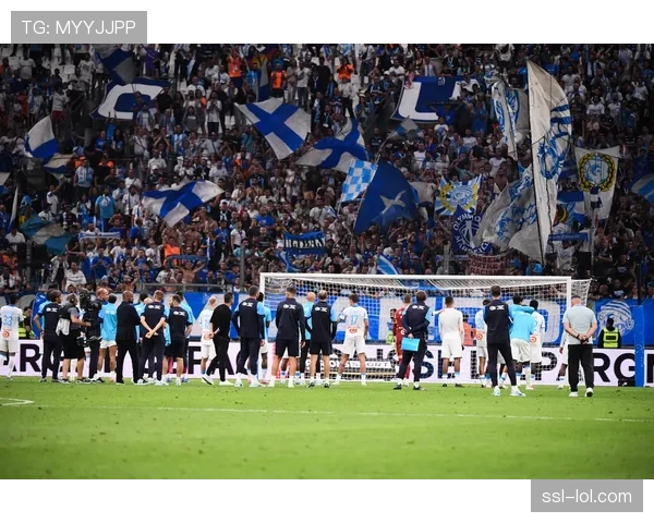 斯特拉斯堡主场球迷展示巨型TIFO,致敬即将离任的俱乐部传奇 斯特拉斯堡主场球迷展示巨型TIFO,致敬即将离任的俱乐部传奇